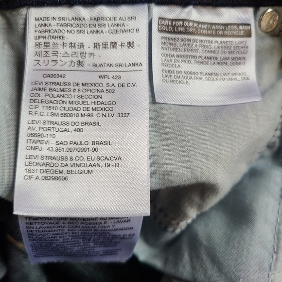 Levi's Classic Bermuda Jean Shorts in Dark Wash - Size 27 - Picture 11 of 13